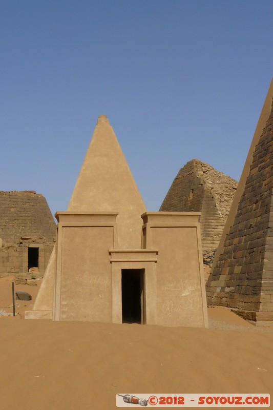 Meroe Pyramids - Northern Cemetery
Mots-clés: geo:lat=16.93803089 geo:lon=33.74936250 geotagged Hillat ed Darqab Nahr an NÄ«l Soudan Ruines egyptiennes patrimoine unesco