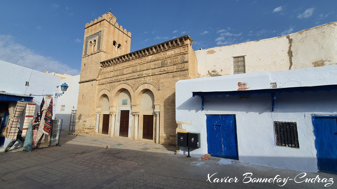 Kairouan - Medina - Mosquee des trois portes
Mots-clés: Al Qayrawān geo:lat=35.67736330 geo:lon=10.10246851 geotagged Marché el Haddadine TUN Tunisie Kairouan patrimoine unesco Medina Mosquee des trois portes Mosque Religion