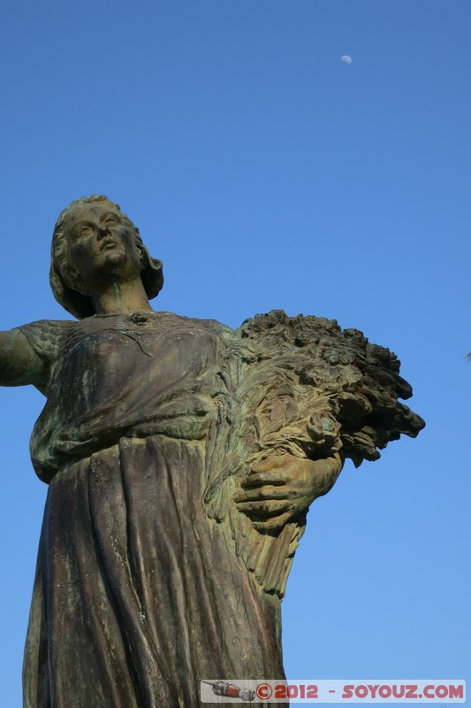 Grand-Bassam - Monument aux Morts (de la fievre jaune)
Mots-clés: patrimoine unesco statue Monument Grand Bassam