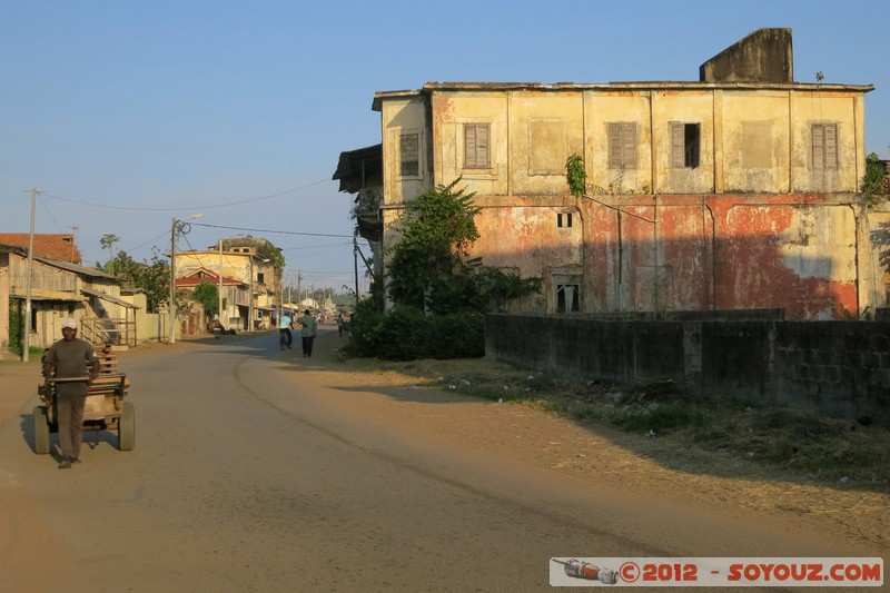 Grand-Bassam - Quartier historique
Mots-clés: CÃ´te d&#039;Ivoire geo:lat=5.19617627 geo:lon=-3.72972965 geotagged patrimoine unesco sunset personnes Grand Bassam