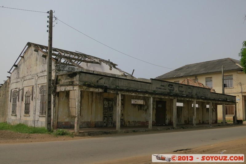 Grand-Bassam - S.C.O.A
Mots-clés: CIV CÃ´te d&#039;Ivoire patrimoine unesco Grand Bassam Colonial Francais Ruines France geo:lat=5.19647011 geo:lon=-3.73267472 geotagged Lagunes