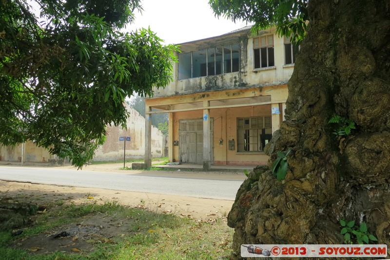 Grand-Bassam - C.F.A.O.
Mots-clés: CIV CÃ´te d&#039;Ivoire patrimoine unesco Grand Bassam Colonial Francais Ruines France geo:lat=5.19657695 geo:lon=-3.73306632 geotagged Lagunes