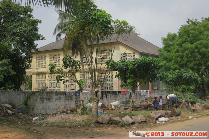 Grand-Bassam - Ecole Regional
Mots-clés: CIV CÃ´te d'Ivoire patrimoine unesco Grand Bassam Colonial Francais Ruines France geo:lat=5.19705242 geo:lon=-3.73909593 geotagged Lagunes