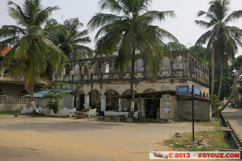 Grand-Bassam - Quartier historique
Mots-clés: CIV CÃ´te d'Ivoire patrimoine unesco Grand Bassam Colonial Francais Ruines France geo:lat=5.19620299 geo:lon=-3.73069525 geotagged Lagunes