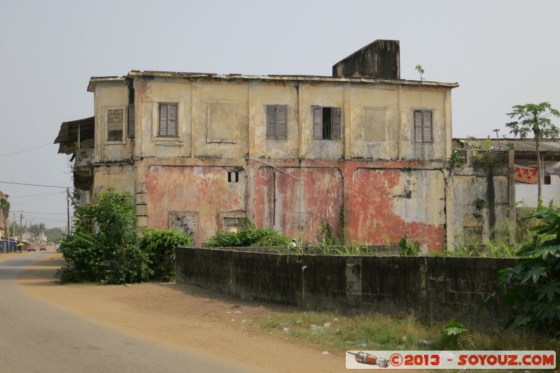 Grand-Bassam - Quartier historique
Mots-clés: CIV CÃ´te d'Ivoire patrimoine unesco Grand Bassam Colonial Francais Ruines France geo:lat=5.19622970 geo:lon=-3.73011053 geotagged Lagunes