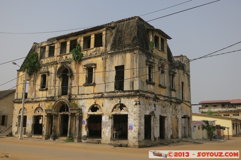 Grand-Bassam - Maison Ganamet
Mots-clés: CIV CÃ´te d'Ivoire patrimoine unesco Grand Bassam Colonial Francais Ruines France geo:lat=5.19543101 geo:lon=-3.72825176 geotagged Lagunes