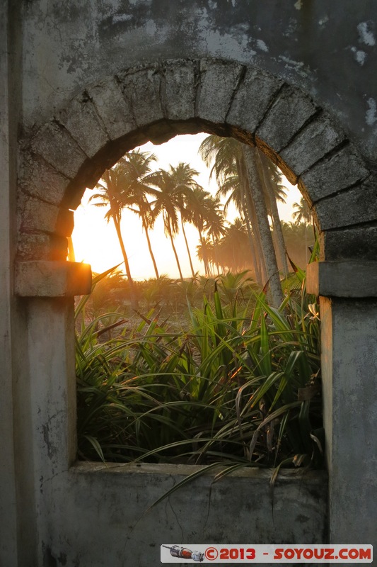 Assinie - Maison abandonnee
Mots-clés: CIV CÃ´te d&#039;Ivoire Sud-Como Ruines sunset