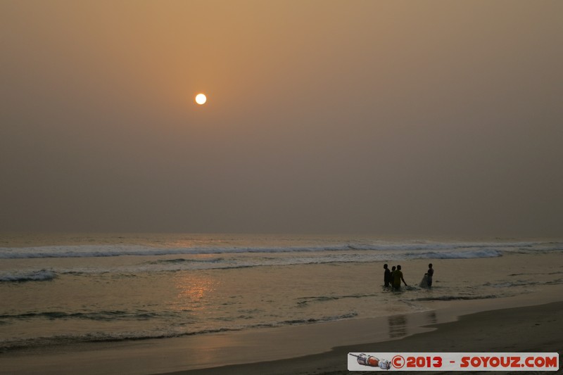 Assinie - Pecheurs au coucher de Soleil
Mots-clés: CIV CÃ´te d&#039;Ivoire Sud-Como plage Palmier mer sunset pecheur personnes Ebotiam geo:lat=5.15553554 geo:lon=-3.44639182 geotagged