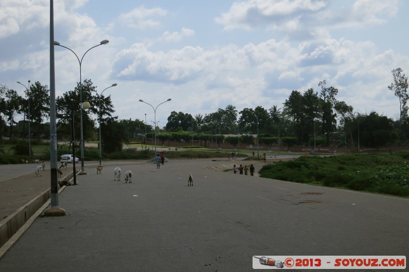 Yamoussoukro - Les rues
Mots-clés: CIV CÃ´te d&#039;Ivoire geo:lat=6.81404868 geo:lon=-5.27562746 geotagged Lacs Yamoussoukro Basilique de Notre Dame de la Paix Eglise Architecture