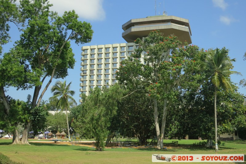 Yamoussoukro - Hotel President "La tour"
Mots-clés: CIV CÃ´te d&#039;Ivoire geo:lat=6.80182053 geo:lon=-5.25189936 geotagged Lacs Nzuessi Yamoussoukro Hotel President 70&#039;s Architecture