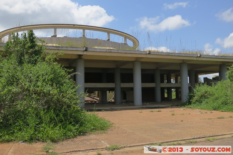 Yamoussoukro - Ruines de la Maison du PDCI-RDA
Mots-clés: CIV CÃ´te d&#039;Ivoire geo:lat=6.79834221 geo:lon=-5.25586903 geotagged Lacs Nzuessi Yamoussoukro Maison du PDCI-RDA Ruines Architecture