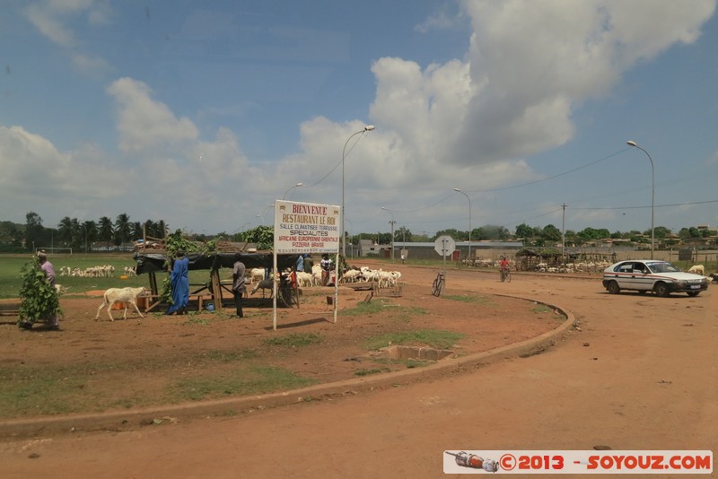 Rue de Yamoussoukro
Mots-clés: CIV CÃ´te d'Ivoire geo:lat=6.80333687 geo:lon=-5.27810714 geotagged Lacs Yamoussoukro animals personnes