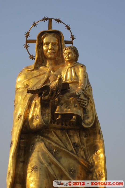 Yamoussoukro - Basilique de Notre Dame de la Paix - Le Dome
Mots-clés: CIV CÃ´te d'Ivoire Yamoussoukro Lacs Basilique de Notre Dame de la Paix Eglise Architecture statue