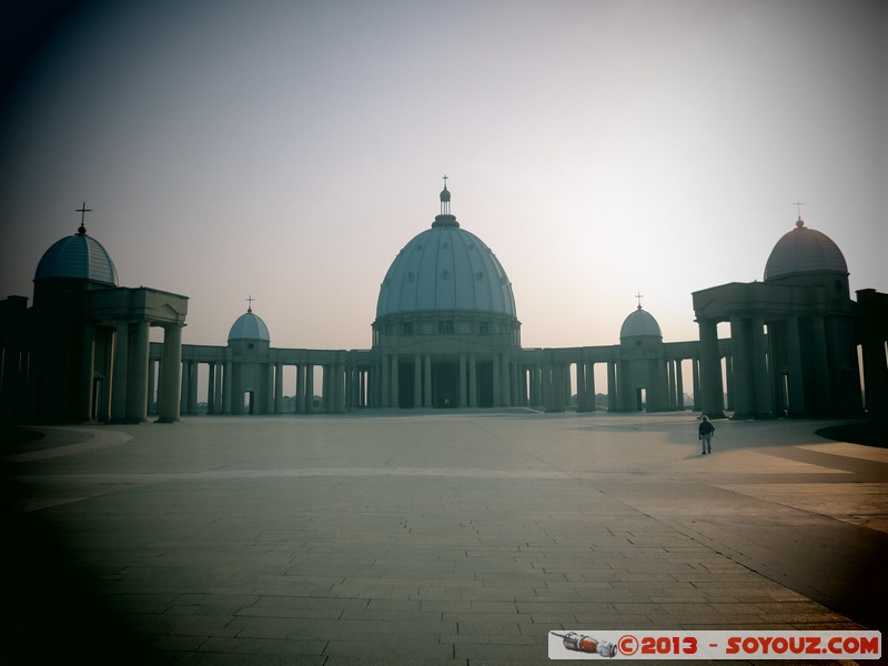 Yamoussoukro - Basilique de Notre Dame de la Paix - Le Dome
Mots-clés: CIV CÃ´te d'Ivoire Yamoussoukro Lacs Basilique de Notre Dame de la Paix Eglise Architecture