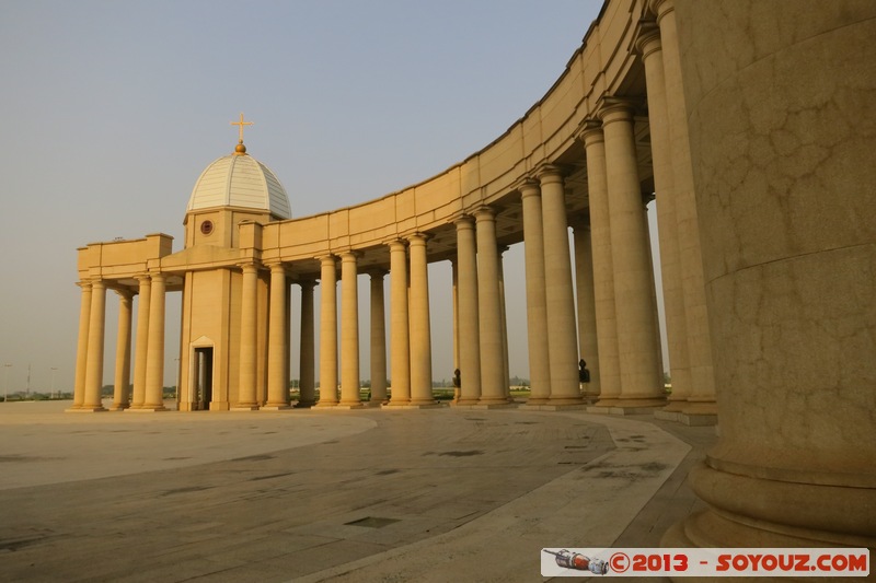 Yamoussoukro - Basilique de Notre Dame de la Paix - Le Dome
Mots-clés: CIV CÃ´te d'Ivoire Yamoussoukro Lacs Basilique de Notre Dame de la Paix Eglise Architecture sunset