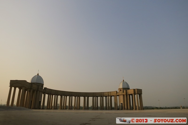 Yamoussoukro - Basilique de Notre Dame de la Paix - Le Dome
Mots-clés: CIV CÃ´te d'Ivoire Yamoussoukro Lacs Basilique de Notre Dame de la Paix Eglise Architecture sunset