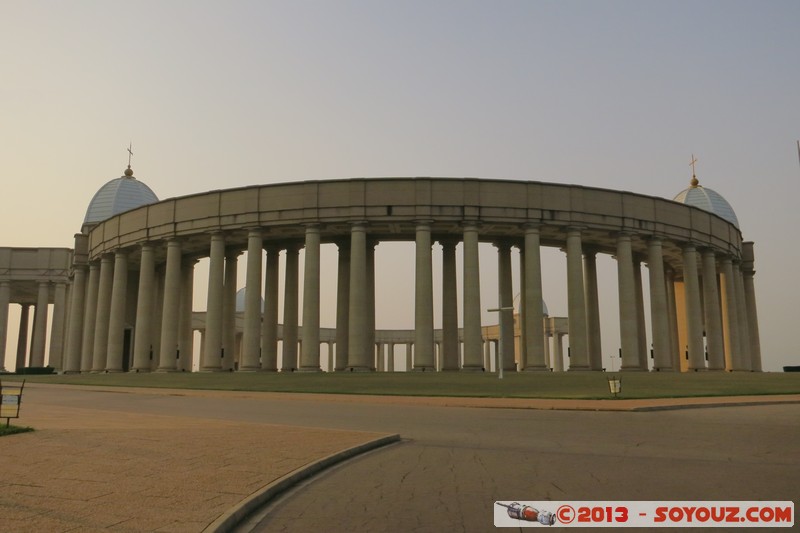 Yamoussoukro - Basilique de Notre Dame de la Paix - Le Dome
Mots-clés: CIV CÃ´te d'Ivoire Yamoussoukro Lacs Basilique de Notre Dame de la Paix Eglise Architecture