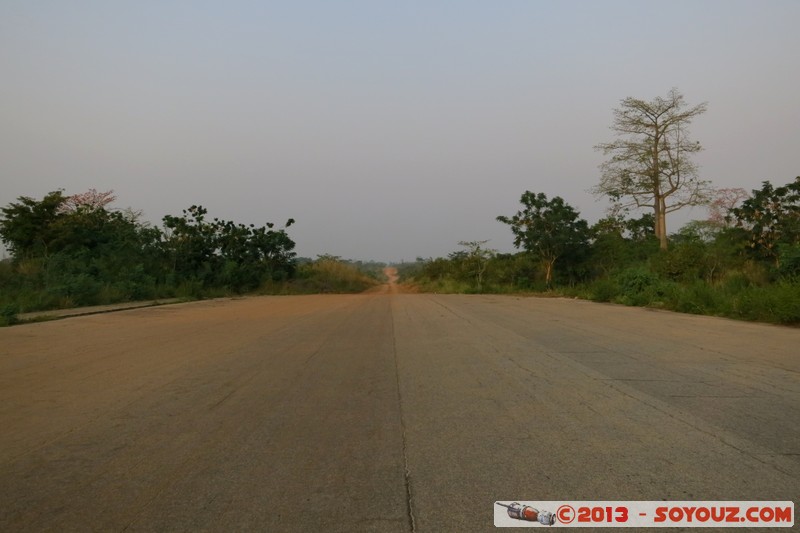 Yamoussoukro - Fin de la route
Mots-clés: CIV CÃ´te d'Ivoire Yamoussoukro Ruines