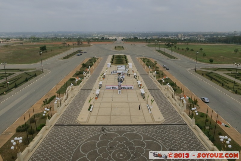 Yamoussoukro - Fondation Felix Houphouet-Boigny - Le parvis
La Fondation Felix Houphouet-Boigny pour la recherche de la Paix
Mots-clés: CIV CÃ´te d&#039;Ivoire Yamoussoukro Fondation Felix Houphouet-Boigny Architecture