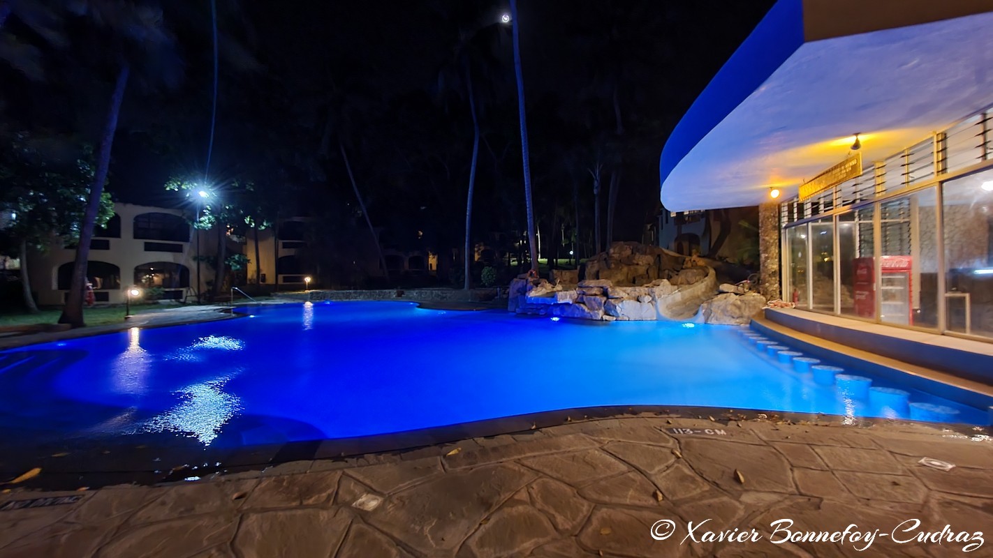 Mombasa - Severin Sea Lodge by night
Mots-clés: Bamburi Beach geo:lat=-3.98731979 geo:lon=39.73935043 geotagged KEN Kenya Mombasa Severin Sea Lodge Nuit Piscine