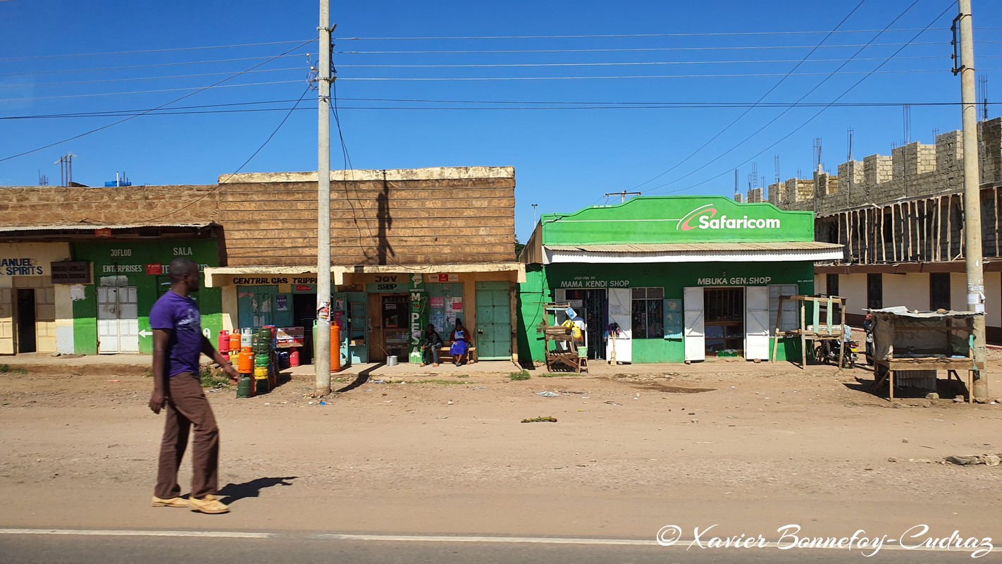 Isiolo - Shops along the road
Mots-clés: Bulla Pesa geo:lat=0.33786305 geo:lon=37.57915634 geotagged Isiolo KEN Kenya