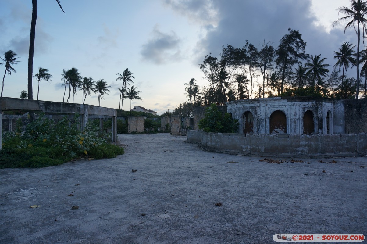 Watamu bay - Former reasort
Mots-clés: geo:lat=-3.35406726 geo:lon=40.02370335 geotagged KEN Kenya Kilifi Watamu plage Mer Watamu bay Ruines sunset