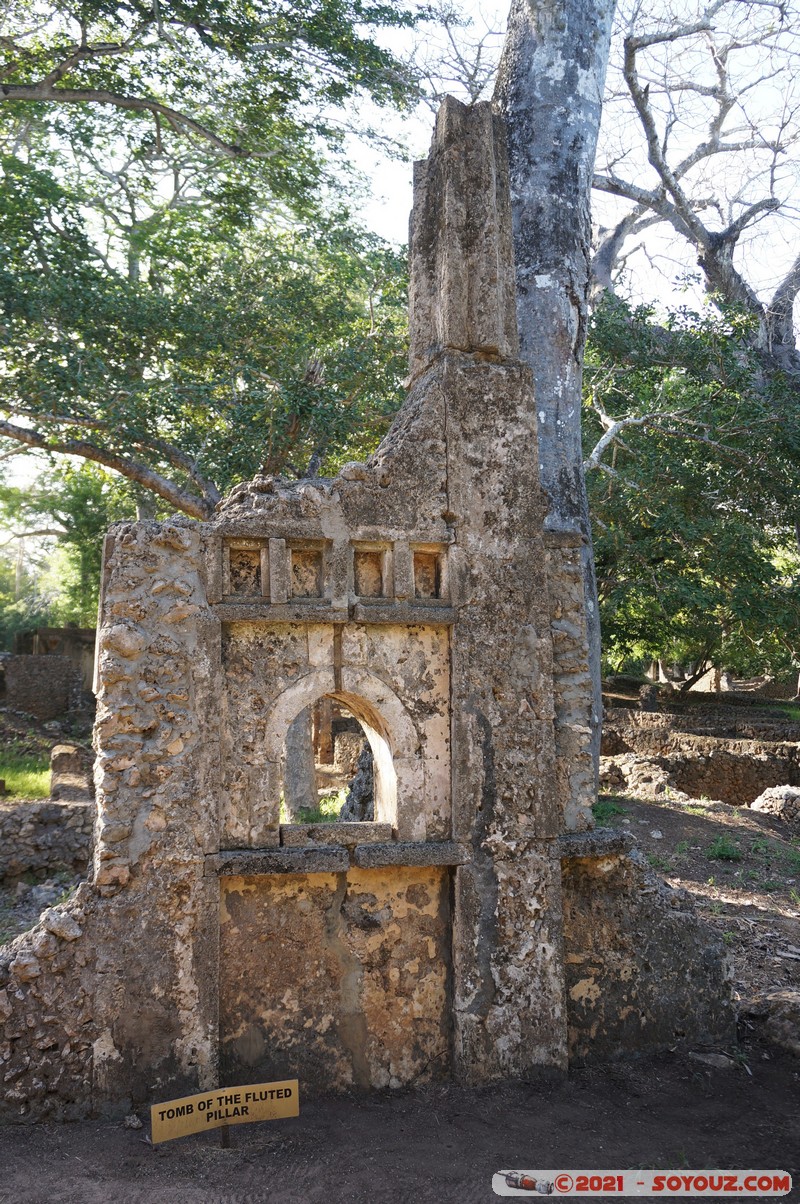 Watamu - Gede Ruins - Tomb of the Fluted Pillar
Mots-clés: Gedi geo:lat=-3.30969964 geo:lon=40.01743538 geotagged KEN Kenya Kilifi Gede Ruins Ruines Tomb of the Fluted Pillar Watamu