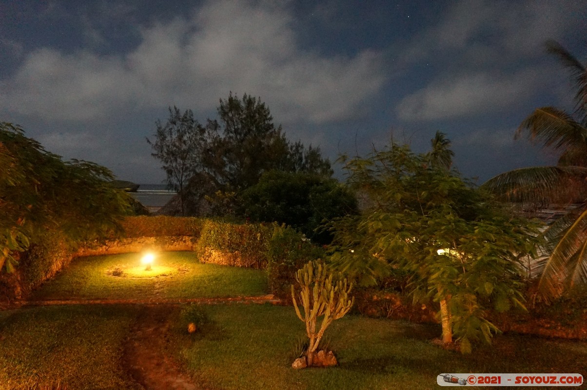 Watamu - Nyumba Sara by night
Mots-clés: geo:lat=-3.35101411 geo:lon=40.02371624 geotagged KEN Kenya Kilifi Watamu Nyumba Sara Nuit