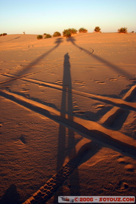 Shadows
Mots-clés: sunrise lev� de soleil desert