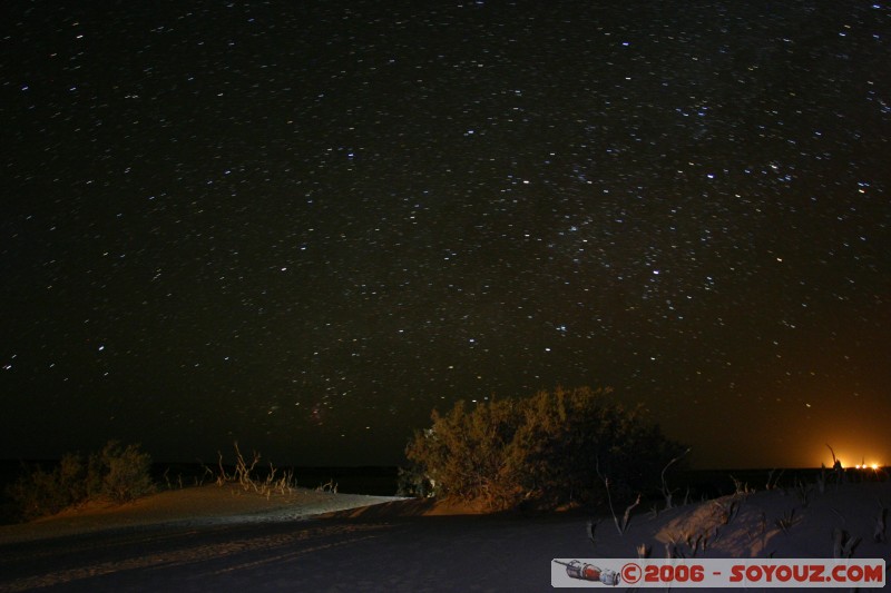 Le ciel du désert
et la pollution lumineuse de l'aéroport militaire
Mots-clés: etoiles stars landscape