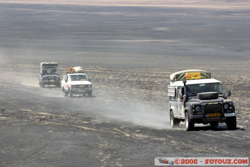 Convois
Mots-clés: Waw al-Namus volcan volcano desert