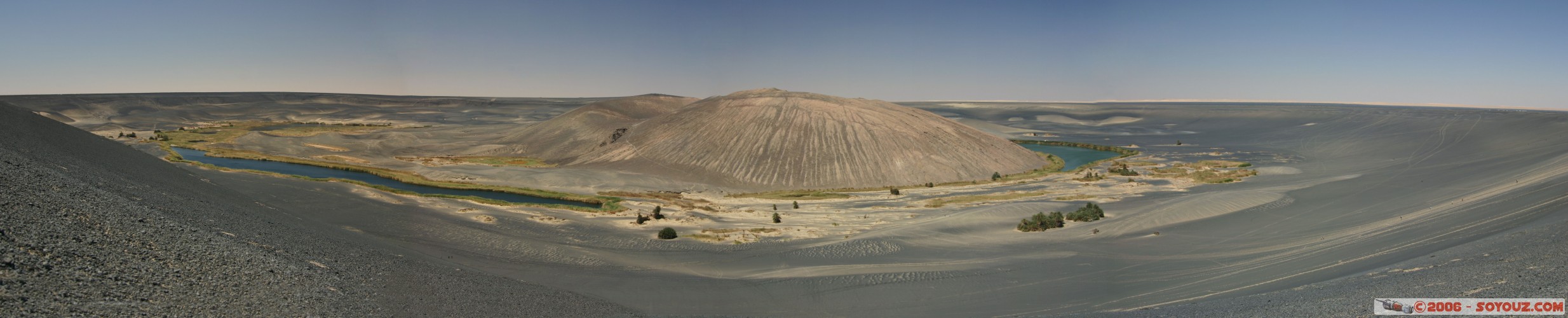 Vue panoramique depuis l'autre coté du cratère
Mots-clés: Waw al-Namus volcan volcano desert