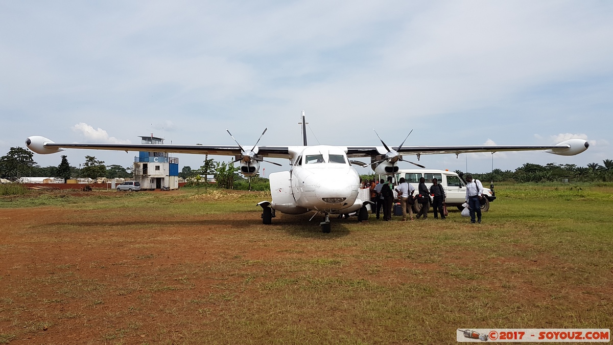 Aéroport Mavivi de Beni - RED 492
Mots-clés: Bendera COD geo:lat=0.57666667 geo:lon=29.46972222 geotagged Nord-Kivu République Démocratique du Congo avion cicr RED 492