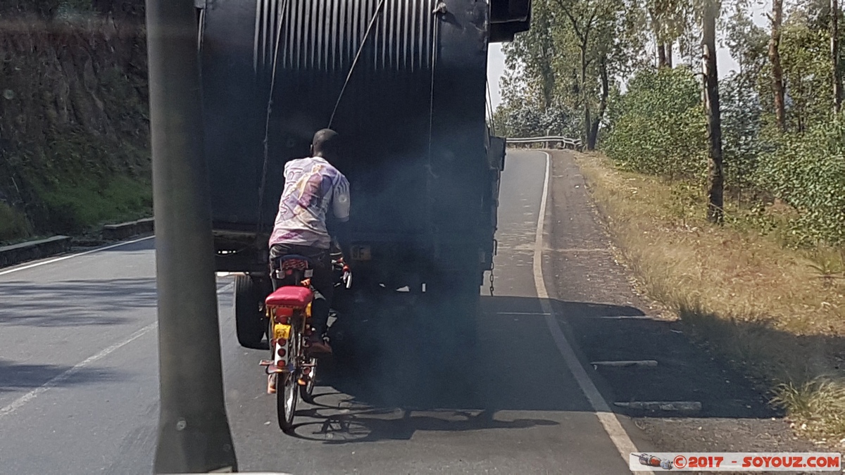 Rwanda - Dangerous Cycling
Mots-clés: RWA Rwanda velo