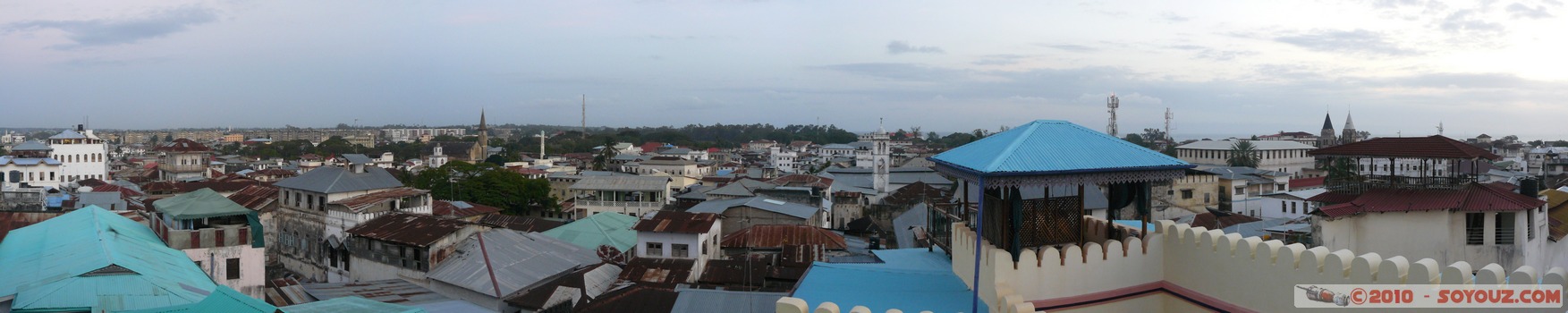 Zanzibar - View of Stone Town from 236 Hurumzi Hotel tower top
Mots-clés: panorama