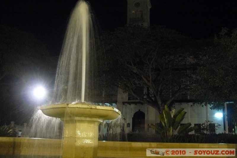 Zanzibar - Stone Town - Forodhani Gardens by night
Mots-clés: Nuit Fontaine