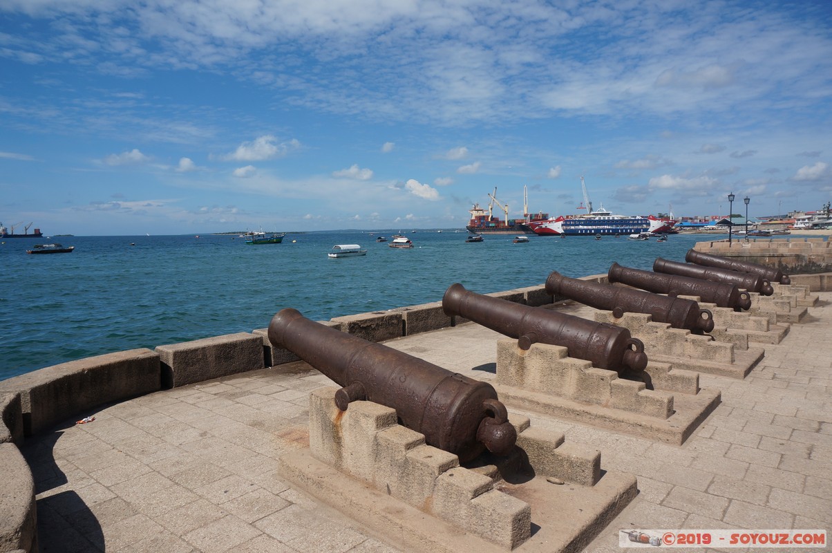 Zanzibar - Stone Town - Mizingani Seafront
Mots-clés: Stone Town Tanzanie TZA Zanzibar Urban/West Zanzibar Mizingani Seafront canon Mer