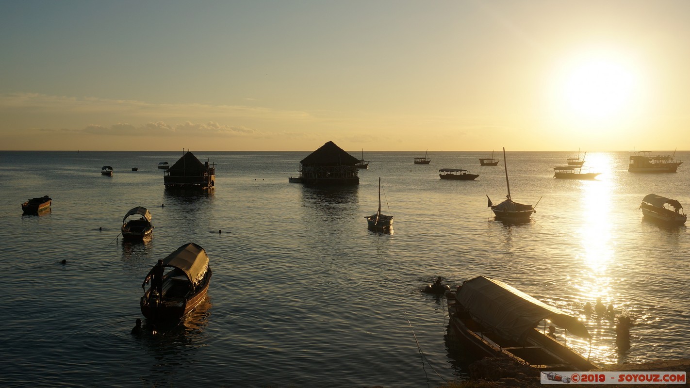 Zanzibar - Stone Town - Mizingani Seafront at sunset
Mots-clés: Tanzanie TZA Vuga Zanzibar Urban/West Zanzibar Stone Town Mizingani Seafront bateau Mer sunset