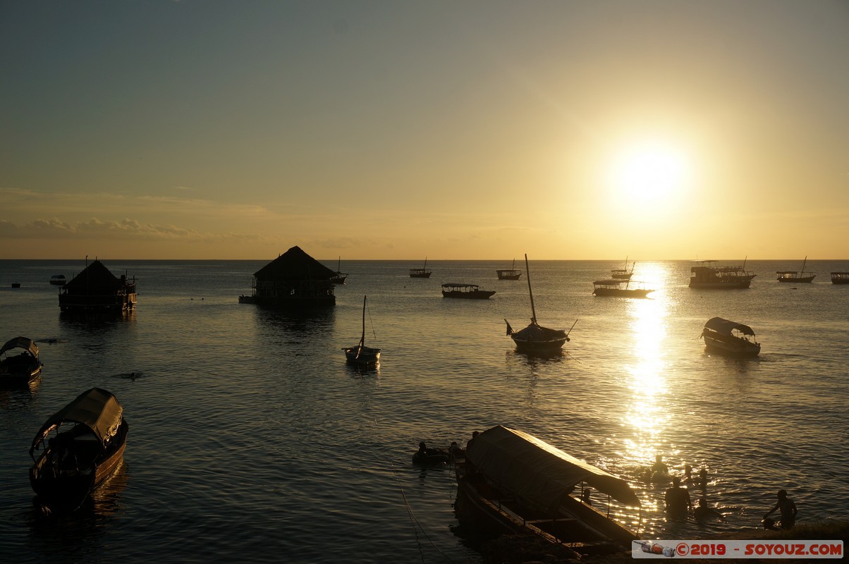 Zanzibar - Stone Town - Mizingani Seafront at sunset
Mots-clés: Tanzanie TZA Vuga Zanzibar Urban/West Zanzibar Stone Town Mizingani Seafront bateau Mer sunset