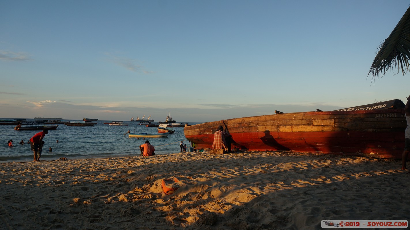 Zanzibar - Stone Town - Mizingani Seafront at sunset
Mots-clés: Tanzanie TZA Vuga Zanzibar Urban/West Zanzibar Stone Town Mizingani Seafront bateau Mer sunset