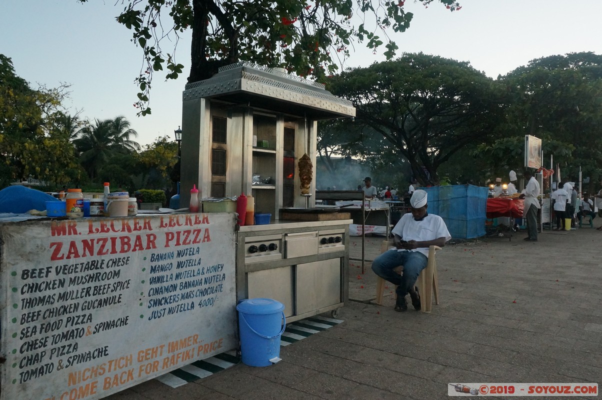 Zanzibar - Stone Town - Forodhani Food Stalls
Mots-clés: Stone Town Tanzanie TZA Zanzibar Urban/West Zanzibar Forodhani Food Stalls Forodhani Gardens