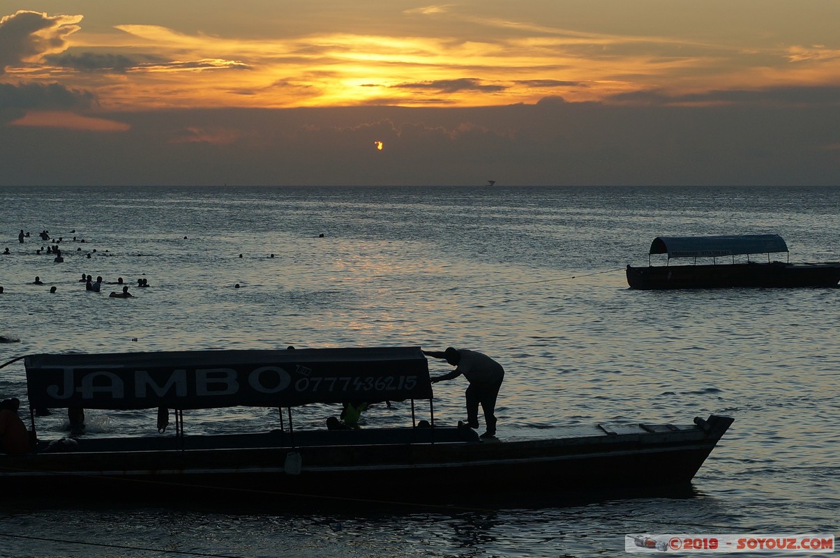 Zanzibar - Stone Town - Mizingani Seafront at sunset
Mots-clés: Stone Town Tanzanie TZA Zanzibar Urban/West Zanzibar Mizingani Seafront bateau Mer sunset