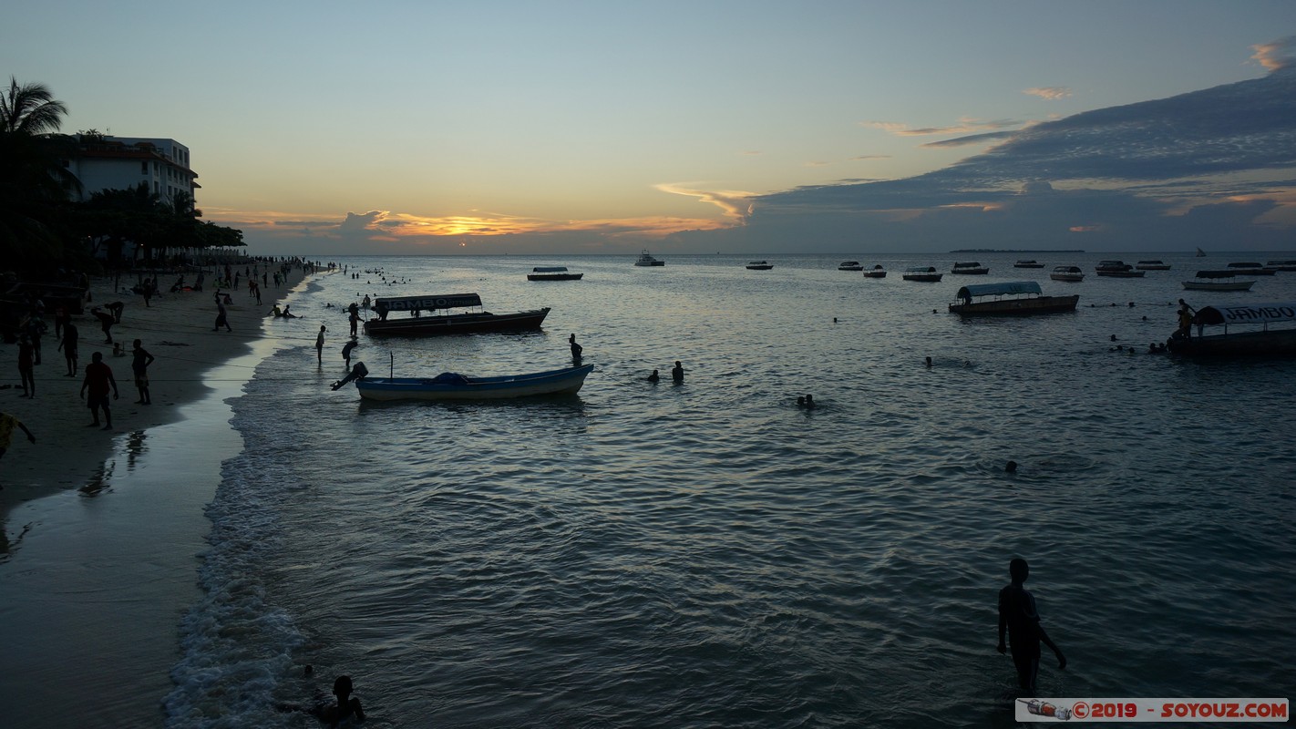 Zanzibar - Stone Town - Mizingani Seafront at sunset
Mots-clés: Stone Town Tanzanie TZA Zanzibar Urban/West Zanzibar Mizingani Seafront bateau Mer sunset