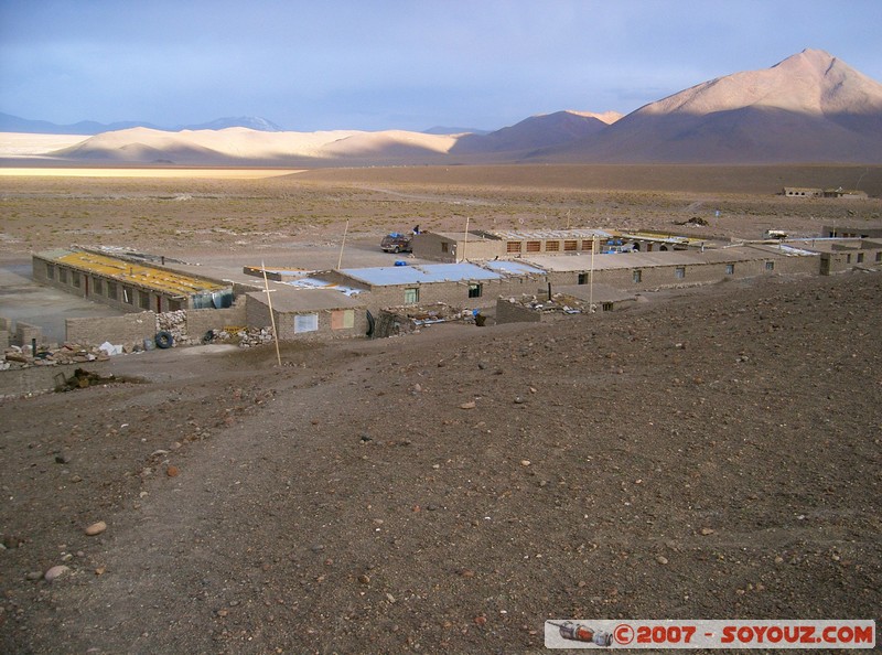 le campement Huayllajara Hostal Altiplano avec le Cerro Pabellon
