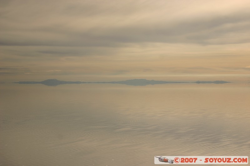 Salar de Uyuni- reflets sur le Salar pendant la saison des pluies
