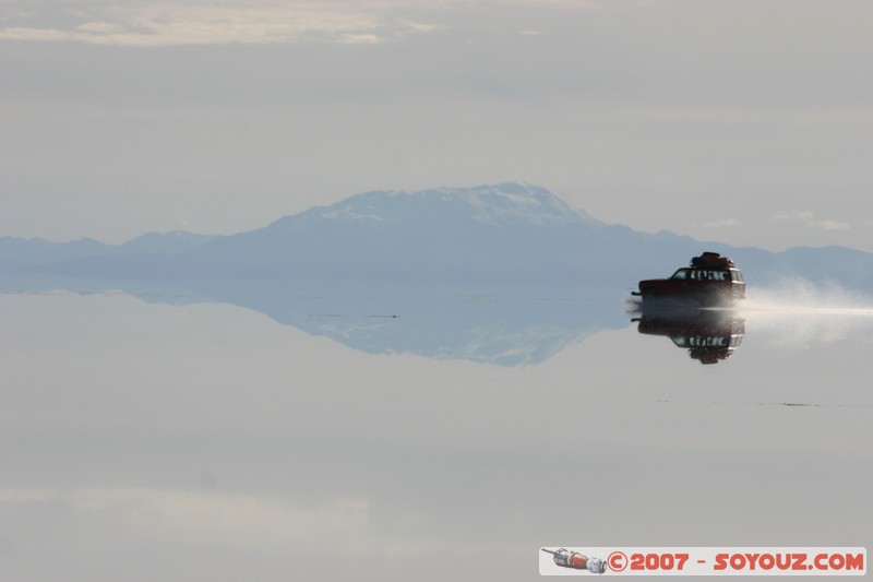 Salar de Uyuni- reflets sur le Salar pendant la saison des pluies
4x4 sur le salar
Mots-clés: voiture