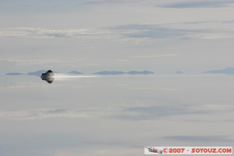 Salar de Uyuni- reflets sur le Salar pendant la saison des pluies
4x4 sur le salar
Mots-clés: voiture