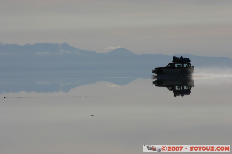 Salar de Uyuni- reflets sur le Salar pendant la saison des pluies
4x4 sur le salar
Mots-clés: voiture