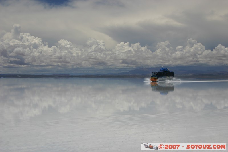 Salar de Uyuni - reflets sur le Salar pendant la saison des pluies
Mots-clés: bus