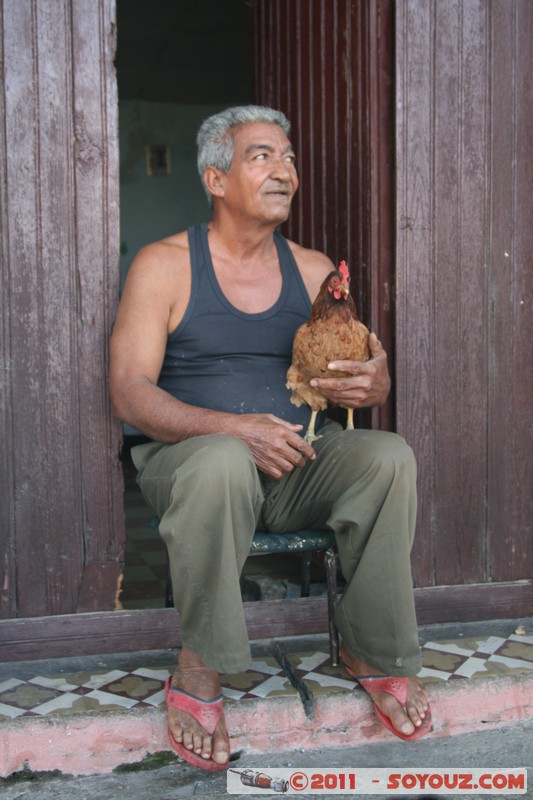 Cienfuegos - Reparto Pueblo Nuevo - Hombre con su pollo
Mots-clés: Cienfuegos CUB Cuba geo:lat=22.14575271 geo:lon=-80.45684332 geotagged Punta Gorda personnes animals chien Poule